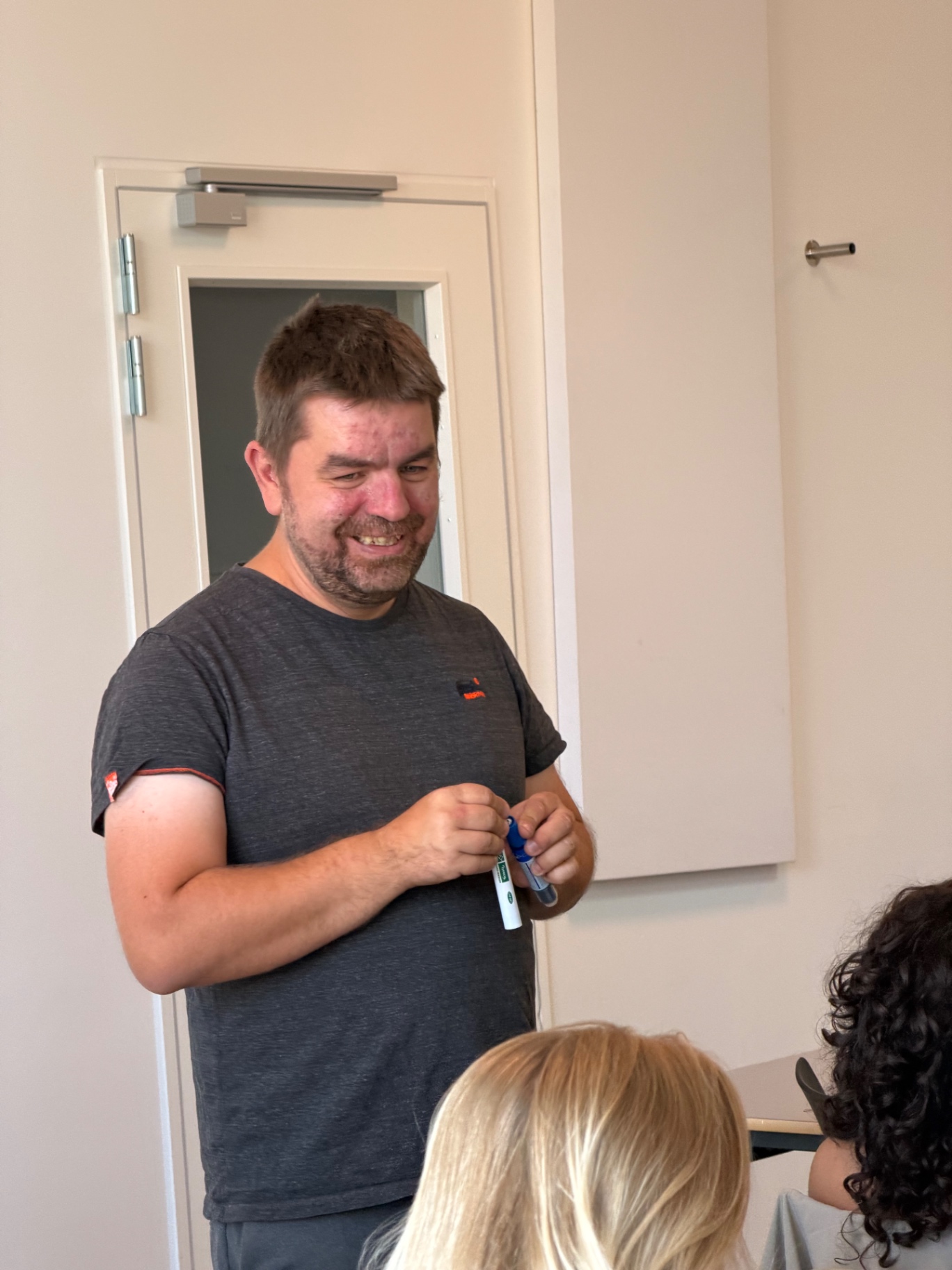 Morten Kaj underviser med en tusch i hånden