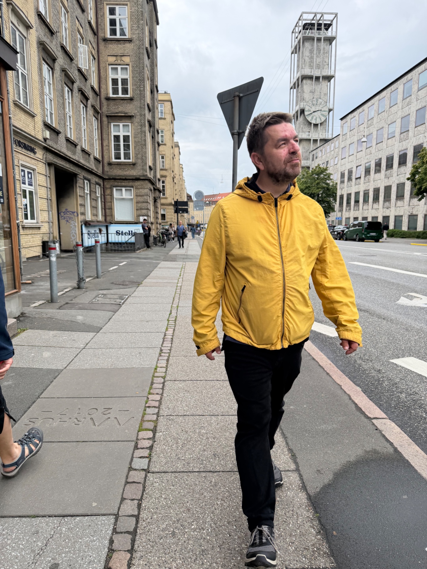 Morten Kaj går gennem Aarhus i gul jakke